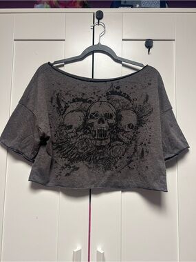 ROMWE Gray Cropped Tee with Black Skull Graphic